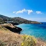 Dom wakacyjny Gaia, Beachfront, Plunge Pool & Sunset By Explore Andros Aprovaton